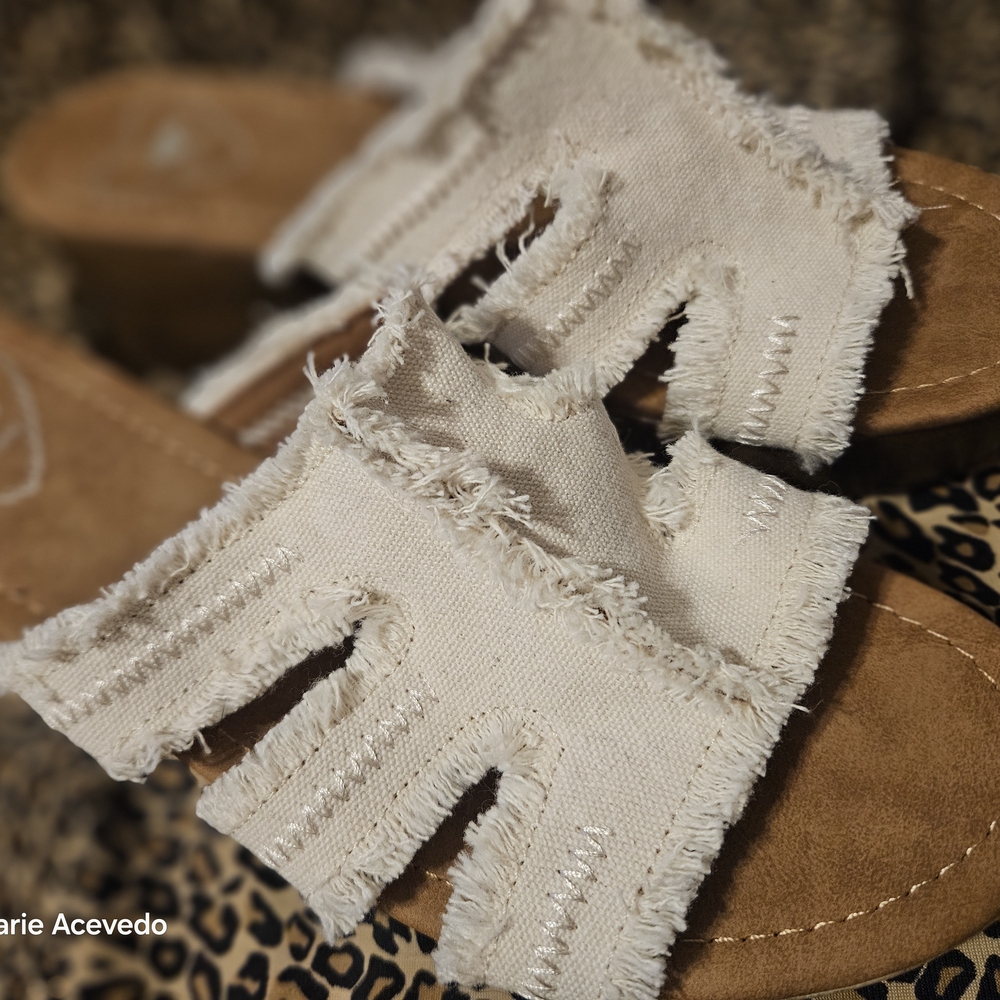 Rocket Dog Cream and Tan Sandals
